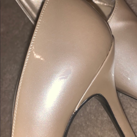 Stuart Weitzman gold closed - toe small heels - Picture 5 of 5